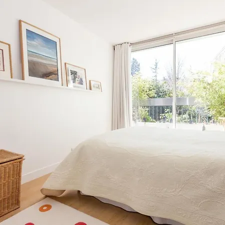 Beautiful Centre In Garden Apartment